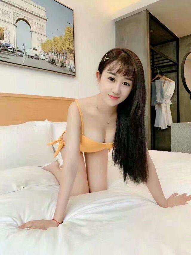 乳白肤嫩，少妇活好。